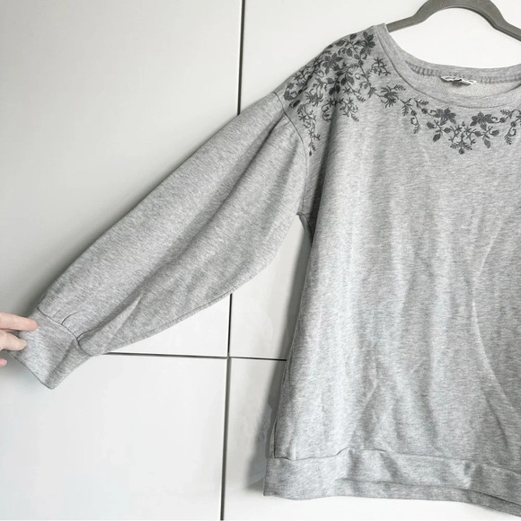 American Eagle Outfitters Sweatshirt Embroidered  Flowers Gray Size Large - Picture 2 of 8